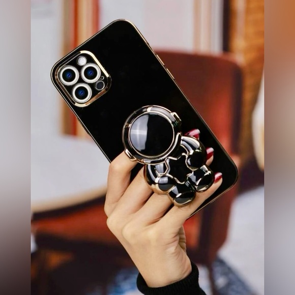 NWT iPhone 13ProMax Case w/Astronaut Design Phone Grip in Black & Gold - Picture 4 of 5